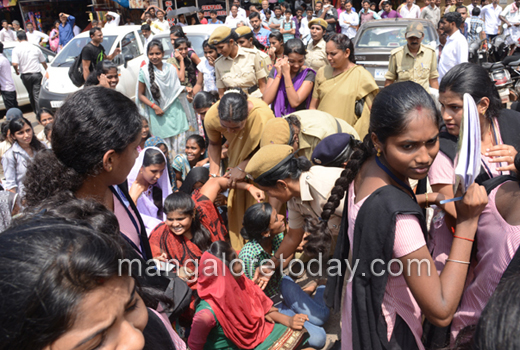  Students take up cudgels against Yettinahole Project 1